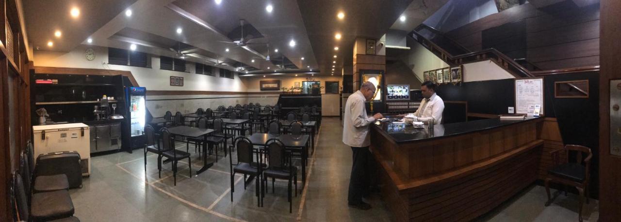 Hotel Satkar Cafeteria Белґаум Екстер'єр фото